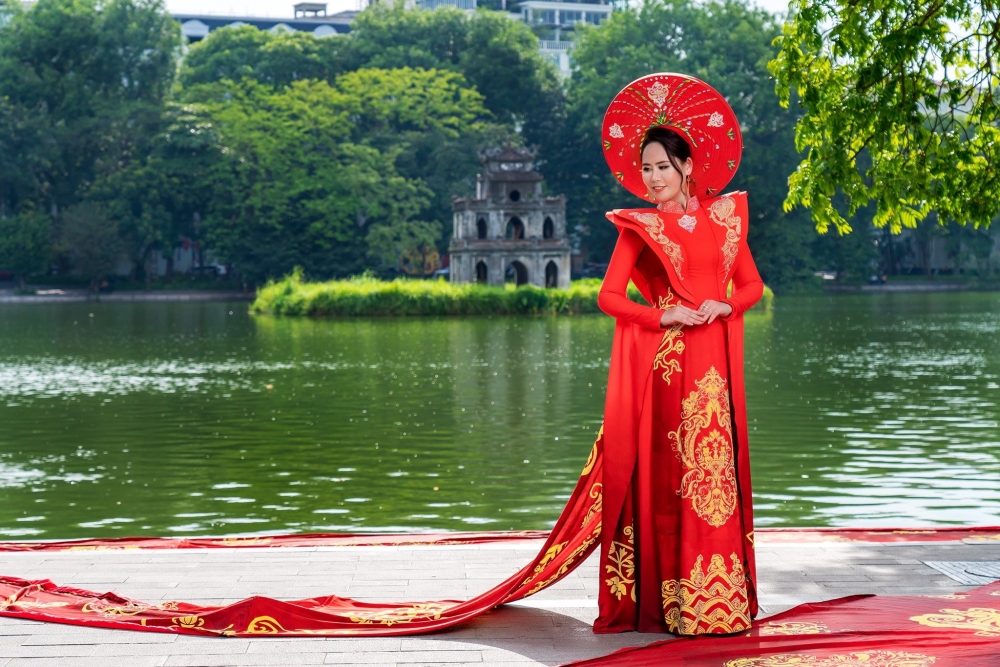Áo dài “Dấu ấn thời gian” của nhà thiết kế Hoàng Ly xác lập kỷ lục Guiness Việt Nam