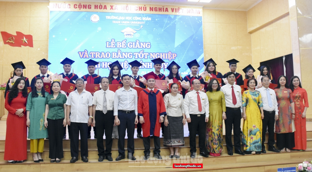 Trường Đại học Công đoàn trao bằng tốt nghiệp cho 1.702 sinh viên