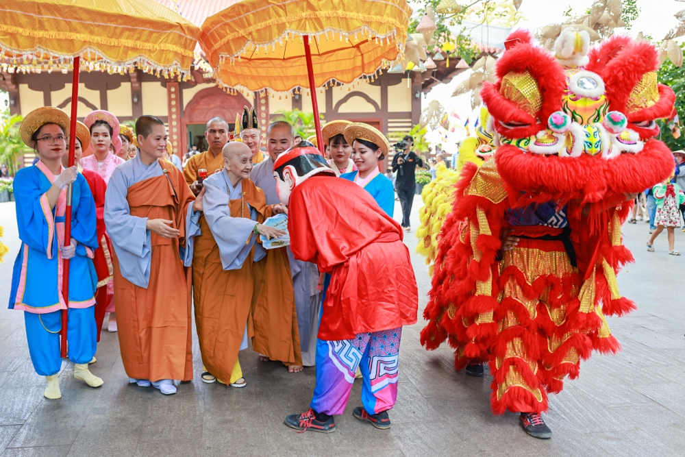 Phật tử và du khách tấp nập đến Tây Ninh tham dự Lễ vía Bà Linh Sơn Thánh Mẫu