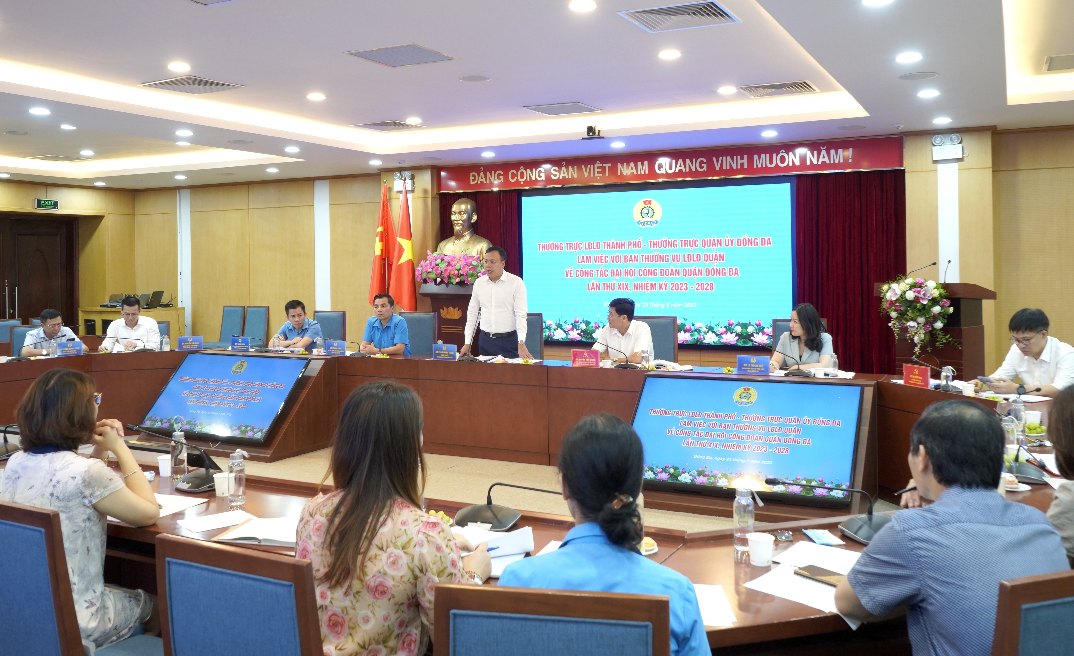 Lãnh đạo LĐLĐ thành phố Hà Nội duyệt chương trình Đại hội Công đoàn quận Đống Đa lần thứ XIX