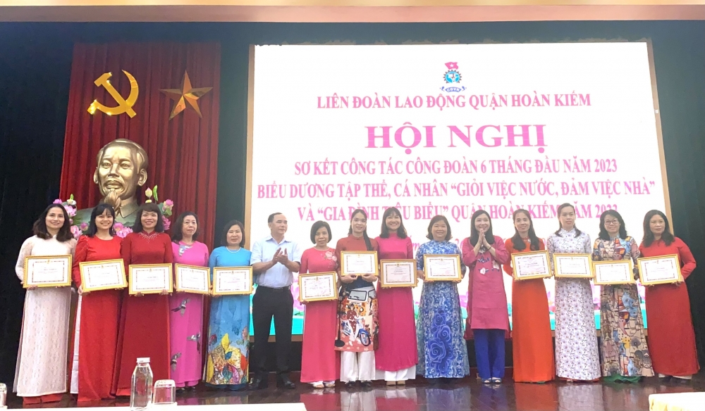 LĐLĐ quận Hoàn Kiếm khen thưởng gần 300 tập thể, cá nhân đạt danh hiệu “Giỏi việc nước, đảm việc nhà” và gia đình CNVCLĐ tiêu biểu