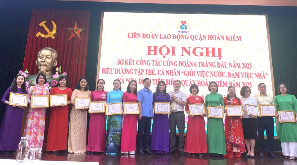 LĐLĐ quận Hoàn Kiếm khen thưởng gần 300 tập thể, cá nhân đạt danh hiệu “Giỏi việc nước, đảm việc nhà” và gia đình CNVCLĐ tiêu biểu