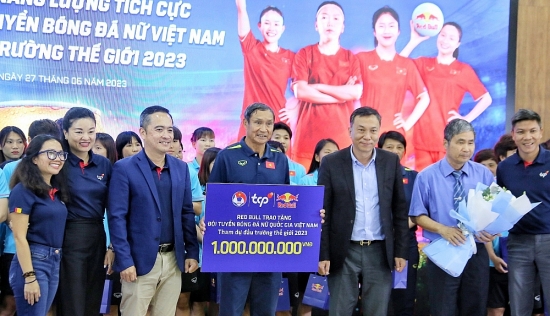 Đội tuyển bóng đá nữ Việt Nam đón nhận món quà trị giá hơn 1 tỷ đồng