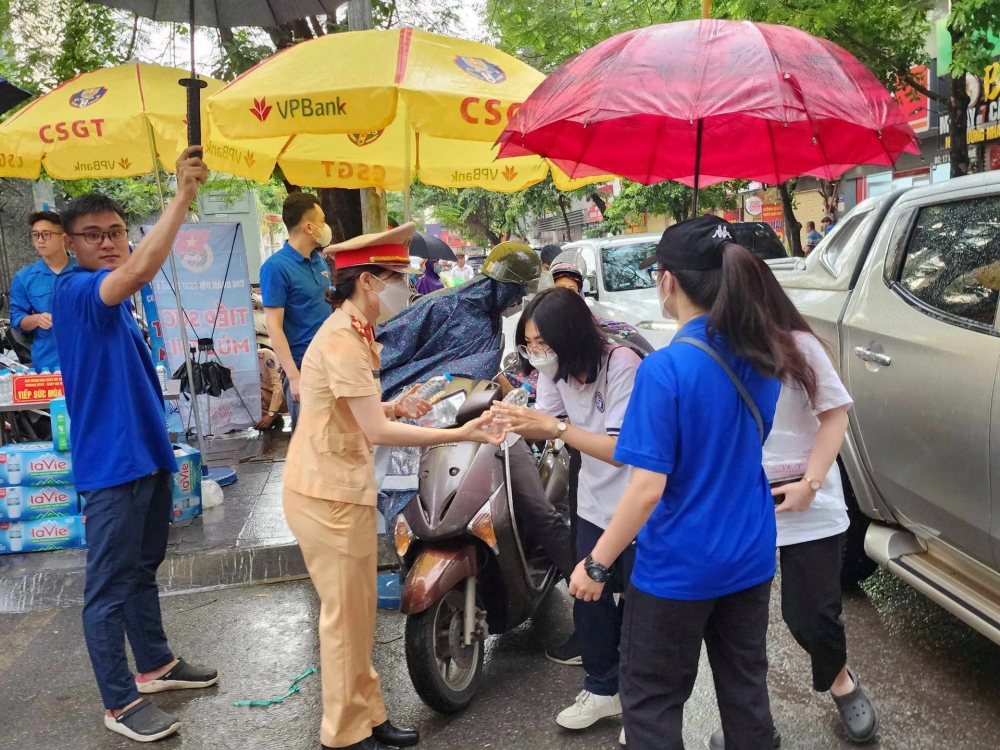 Hà Nội: Lực lượng chức năng "đội mưa" đồng hành cùng sĩ tử thi THPT