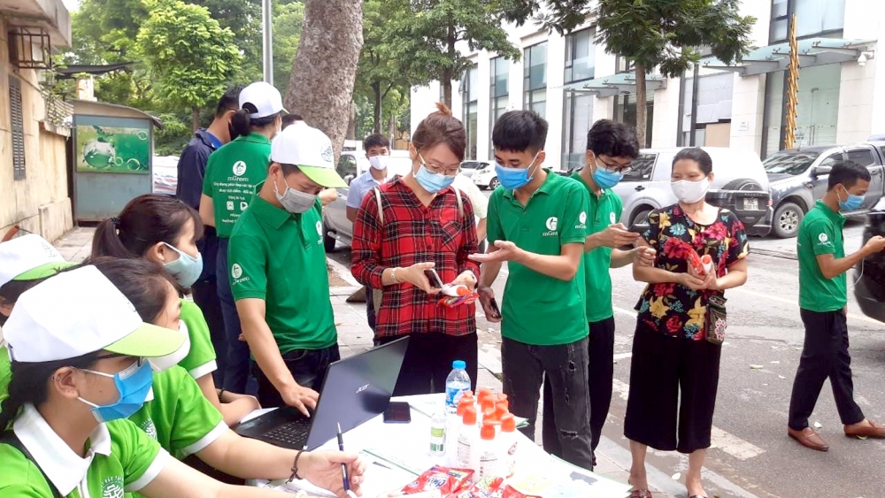 Người dân quận Hoàn Kiếm tham dự chương trình đổi rác tái chế lấy quà.