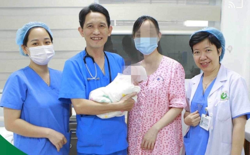 Các bác sĩ, nhân viên y tế nuôi thành công bé gái sinh non nặng 400gr.