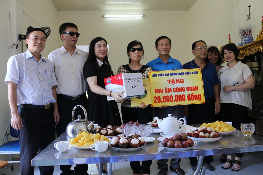 LĐLĐ quận Hoàn Kiếm: Trao hỗ trợ kinh phí sửa chữa nhà “Mái ấm Công đoàn” cho đoàn viên khó khăn