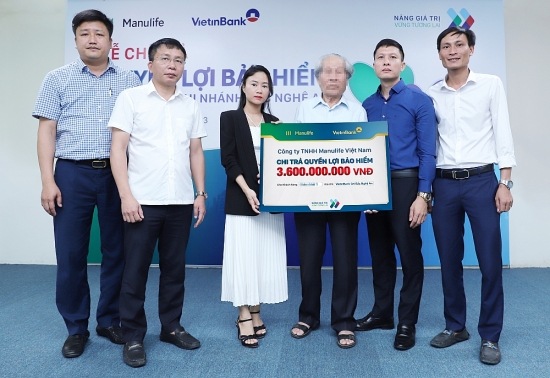 Manulife Việt Nam trả 3,6 tỷ đồng quyền lợi bảo hiểm cho khách hàng
