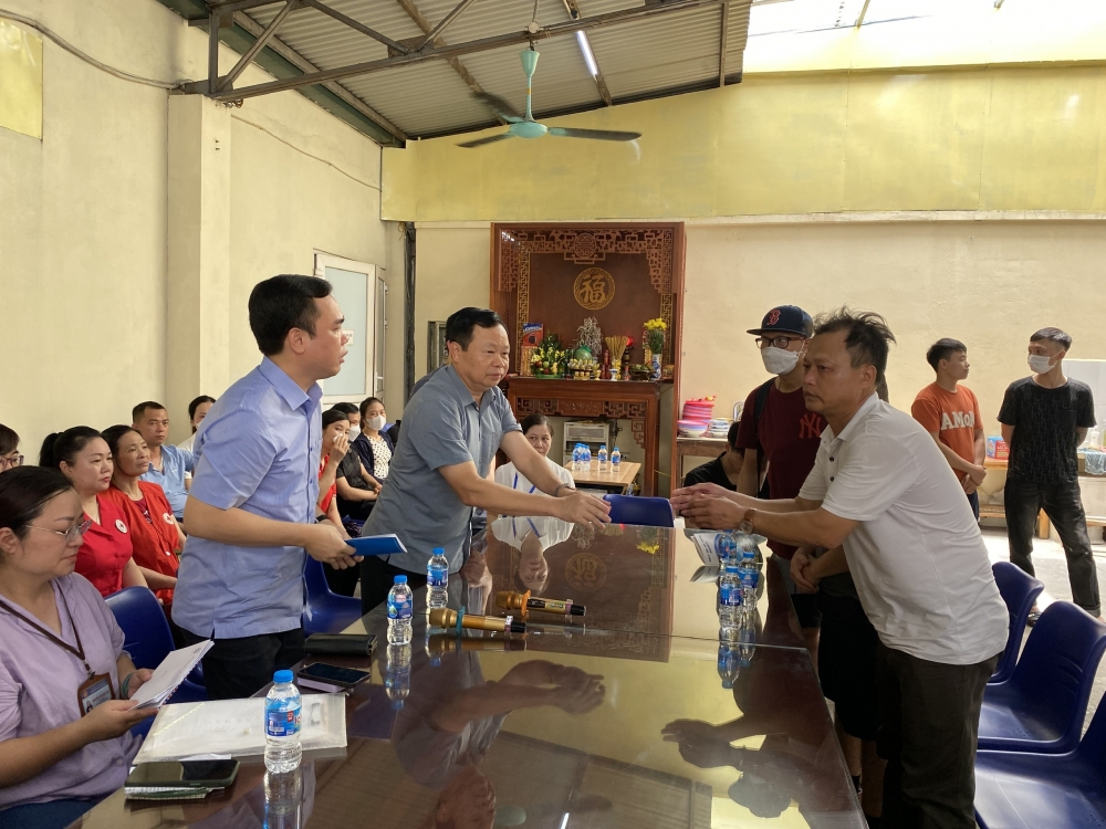 Lãnh đạo Sở Lao động, Thương binh và Xã hội Hà Nội thăm hỏi, chia sẻ mất mát với gia đình nạn nhân vụ cháy ở quận Đống Đa