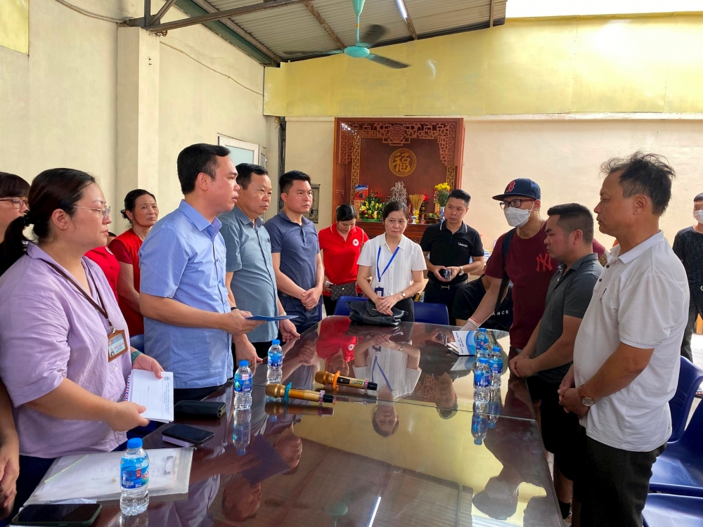Lãnh đạo Sở Lao động, Thương binh và Xã hội Hà Nội thăm hỏi, chia sẻ mất mát với gia đình nạn nhân vụ cháy ở quận Đống Đa