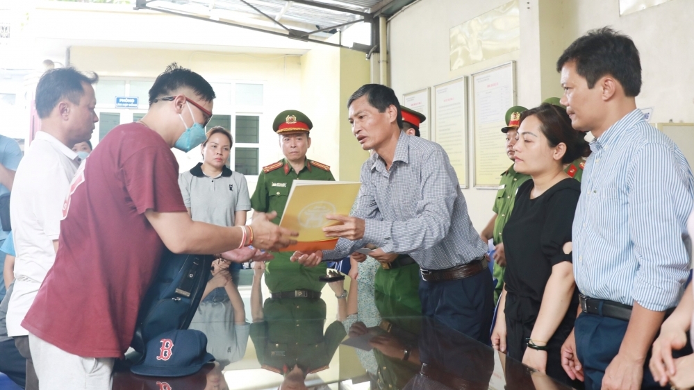 Lãnh đạo Mặt trận thành phố Hà Nội thăm hỏi gia đình bị nạn trong vụ cháy ở Thổ Quan, Đống Đa