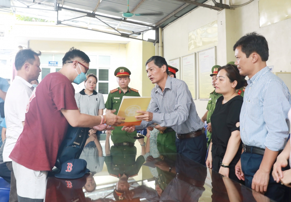 Lãnh đạo Mặt trận thành phố Hà Nội thăm hỏi gia đình bị nạn trong vụ cháy ở Thổ Quan, Đống Đa