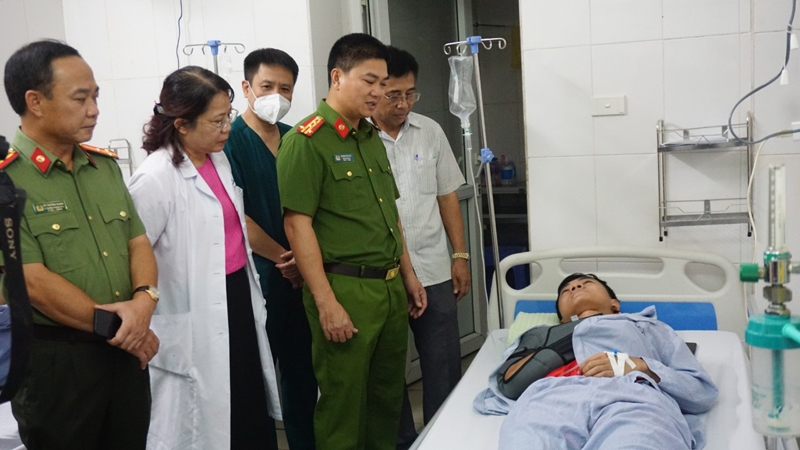 Lãnh đạo Công an Hà Nội thăm hỏi chiến sĩ bị thương trong vụ cháy ở phường Thổ Quan