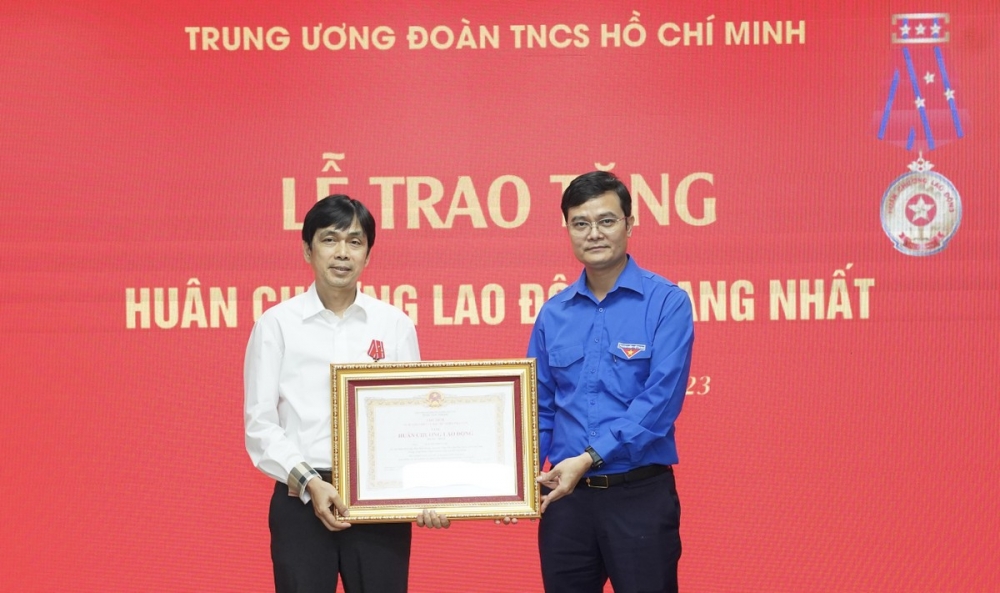 Nhà báo Nguyễn Huy Lộc được trao Huân chương Lao động hạng Nhất