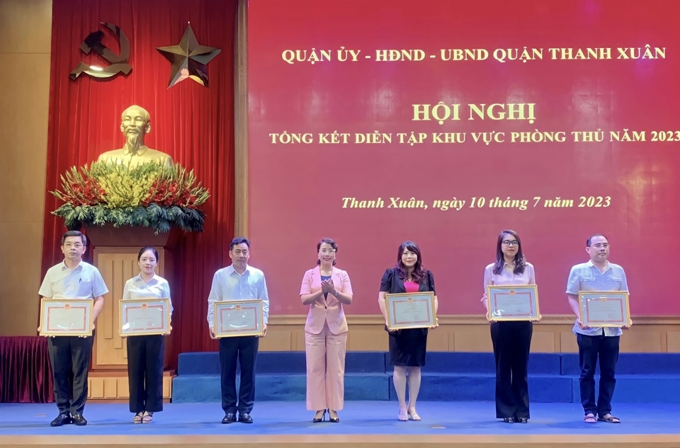 Quận Thanh Xuân khen thưởng 18 tập thể, 53 cá nhân trong diễn tập khu vực phòng thủ năm 2023