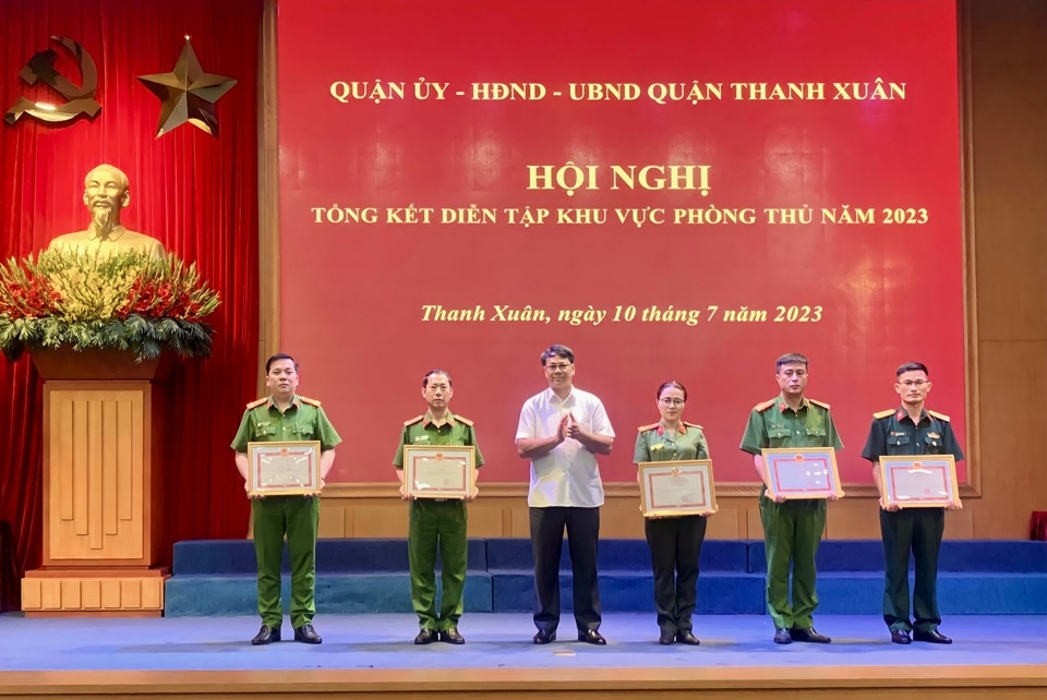 Quận Thanh Xuân khen thưởng 18 tập thể, 53 cá nhân trong diễn tập khu vực phòng thủ năm 2023