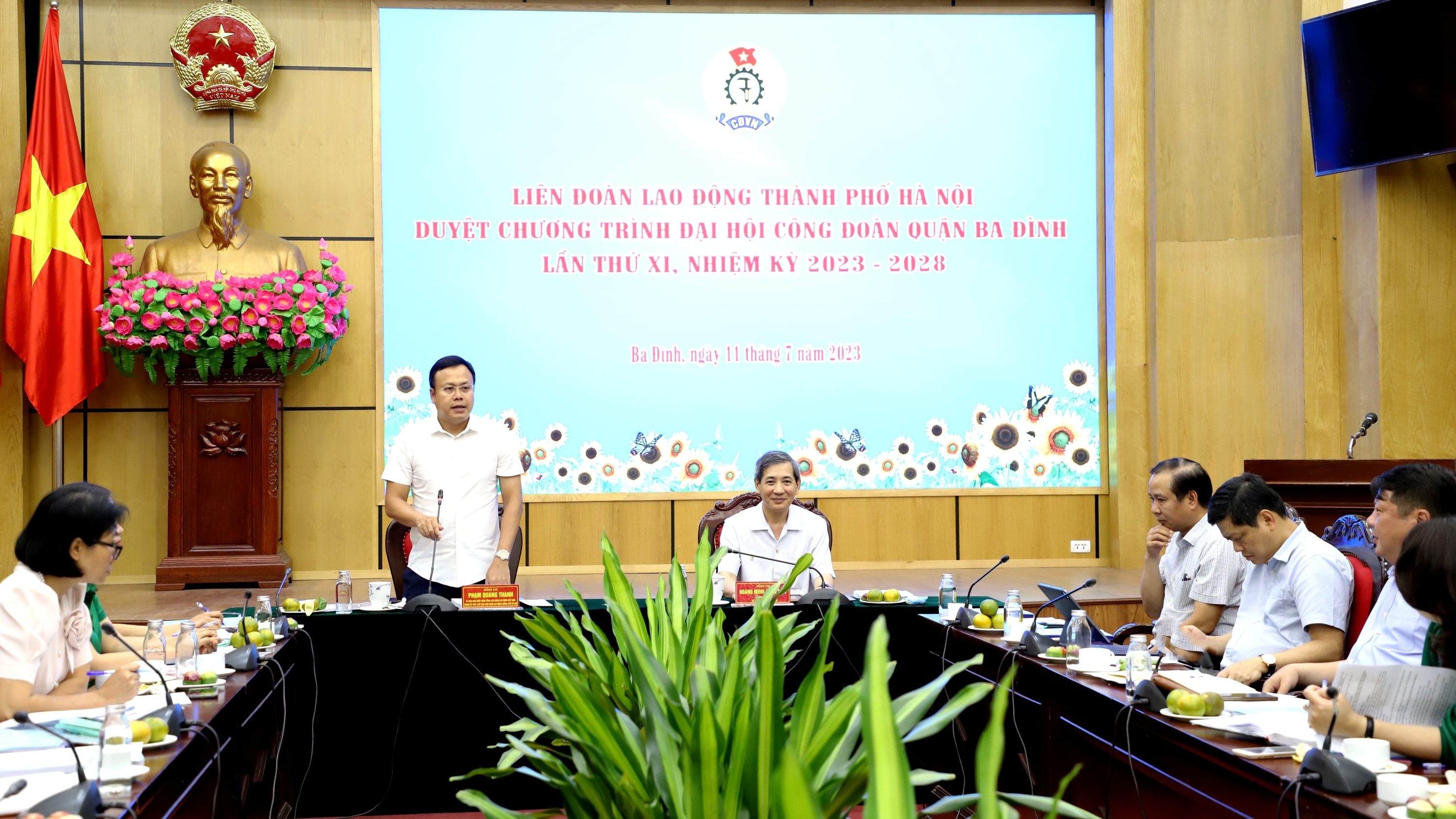 Lãnh đạo LĐLĐ thành phố Hà Nội duyệt chương trình Đại hội Công đoàn quận Ba Đình lần thứ XI