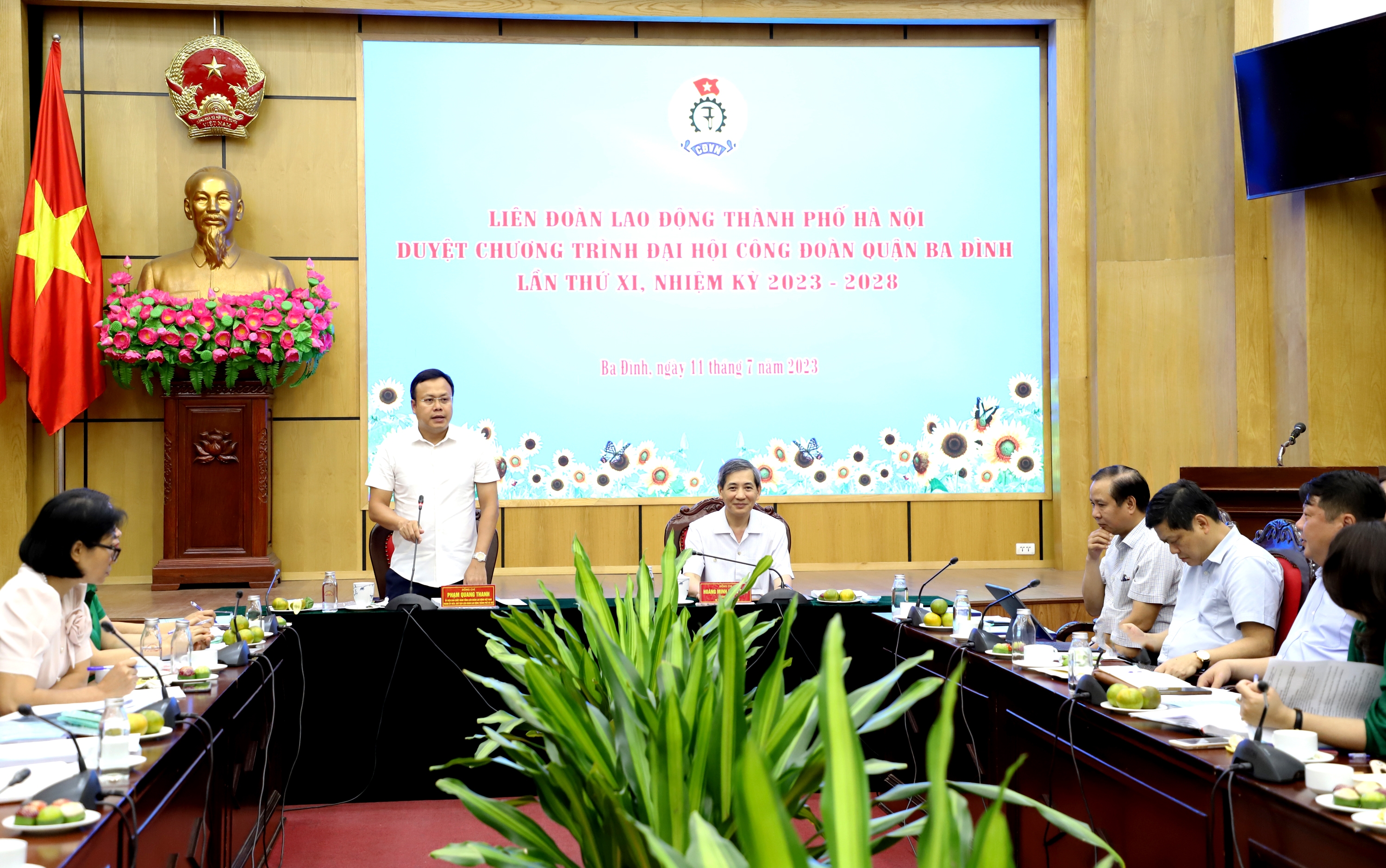 Lãnh đạo LĐLĐ thành phố Hà Nội duyệt chương trình Đại hội Công đoàn quận Ba Đình lần thứ XI