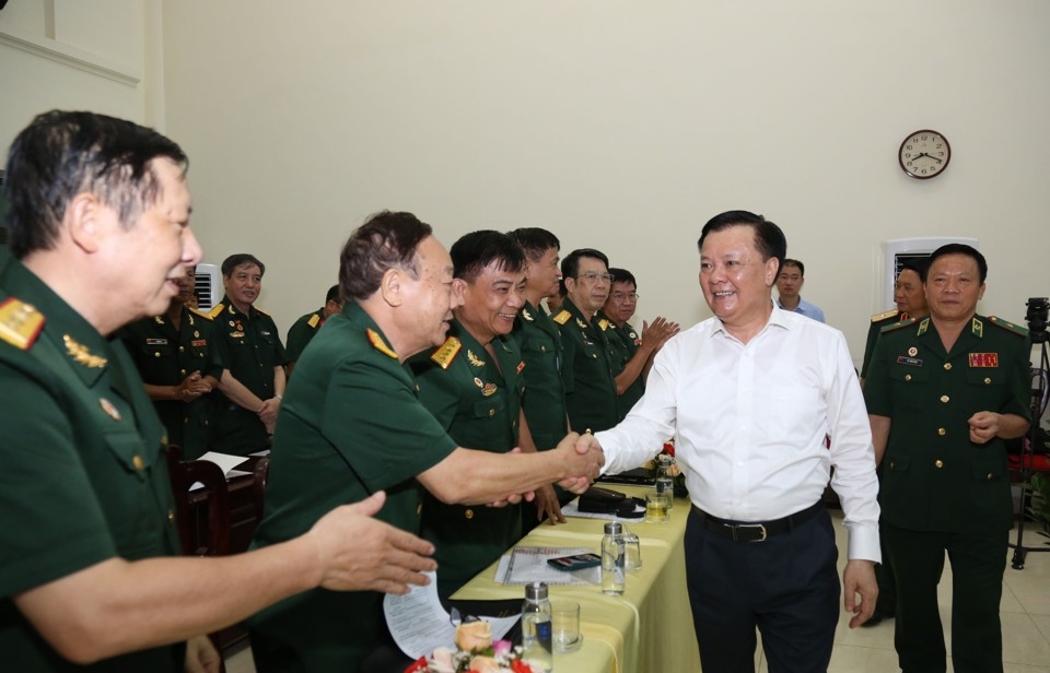 Bí thư Thành ủy Hà Nội Đinh Tiến Dũng với các hội viên Hội Cựu chiến binh TP Hà Nội 