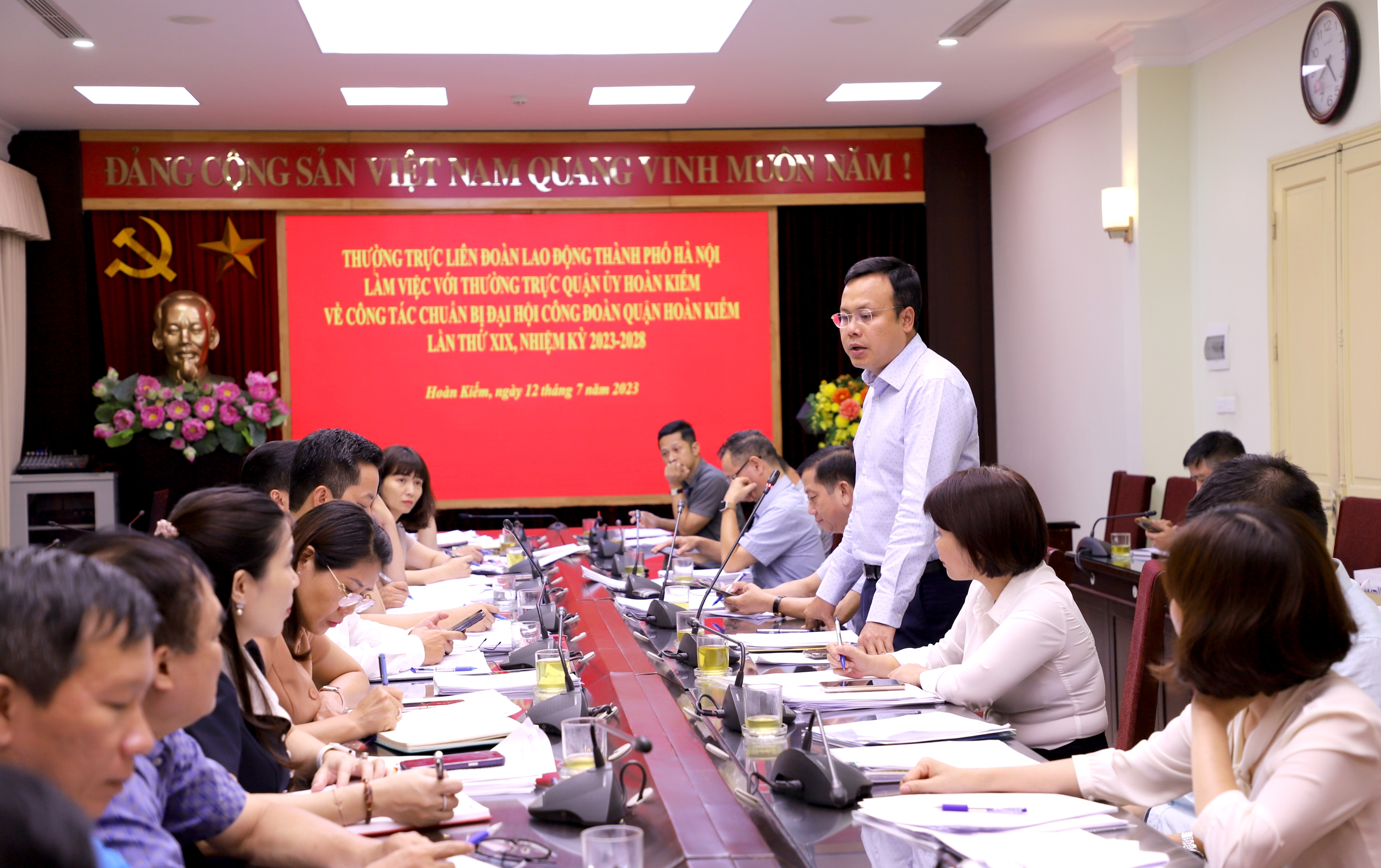Lãnh đạo LĐLĐ thành phố Hà Nội duyệt chương trình Đại hội Công đoàn quận Hoàn Kiếm lần thứ XIX