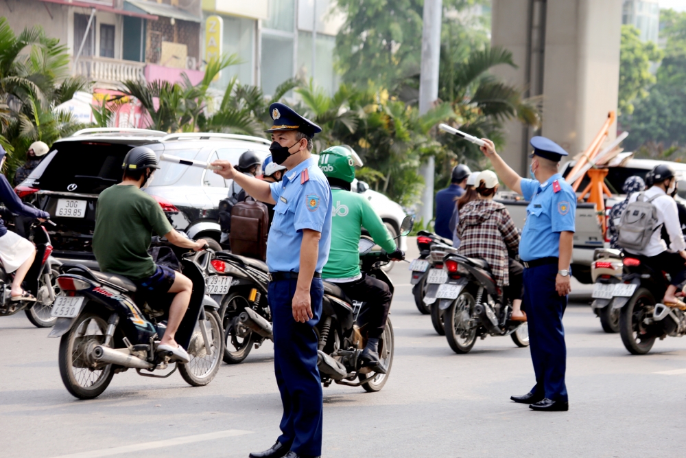 Chữa “căn bệnh” ùn tắc, cần có “thuốc đặc trị”