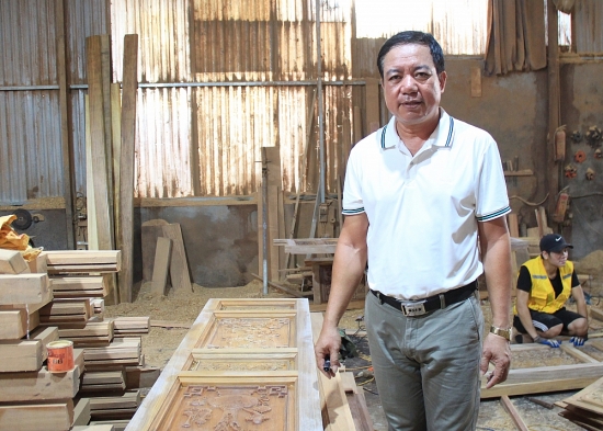 Nghệ nhân Nguyễn Trọng Cẩm: Nặng tình với nhà gỗ cổ truyền