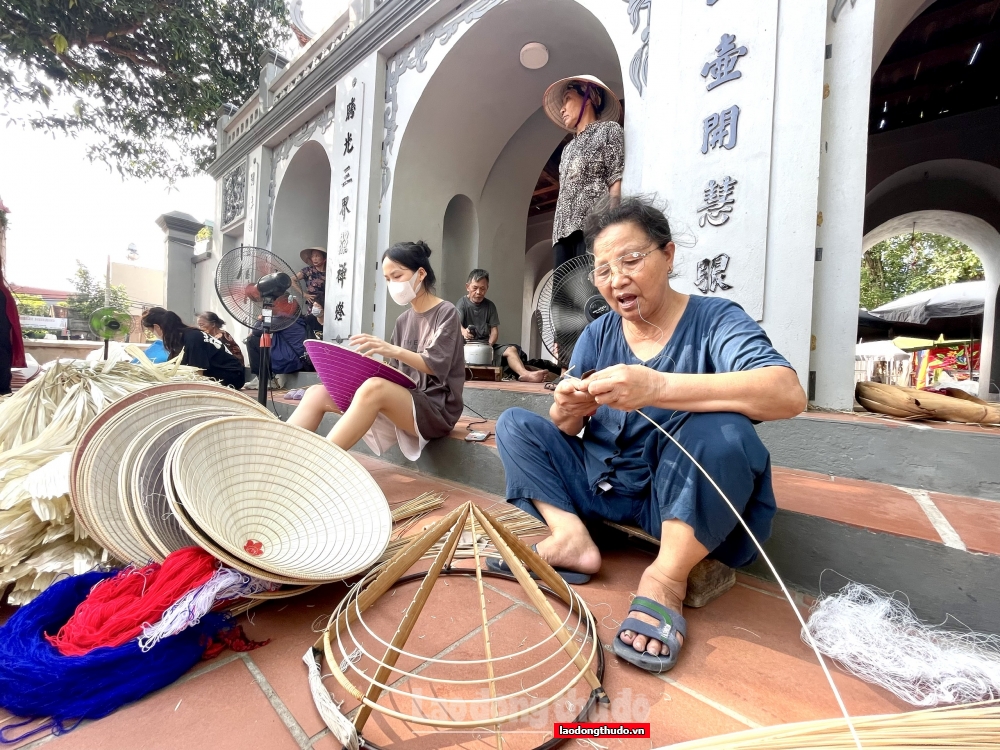 Bình dị nón lá làng Chuông