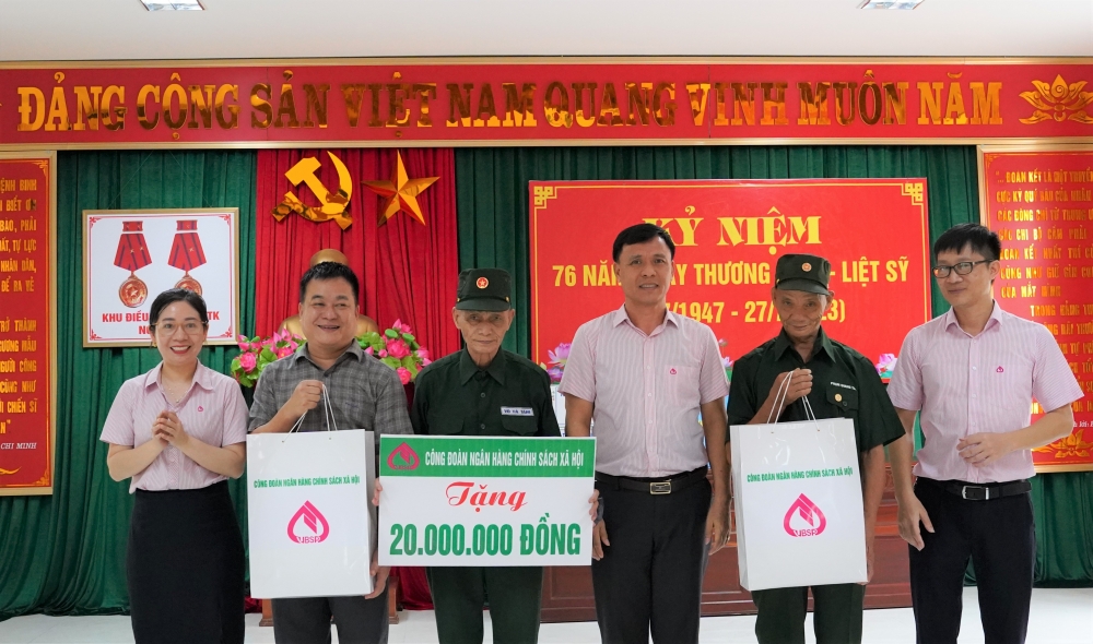 Công đoàn Ngân hàng CSXH Nghệ An thăm, tặng quà thương binh, gia đình chính sách