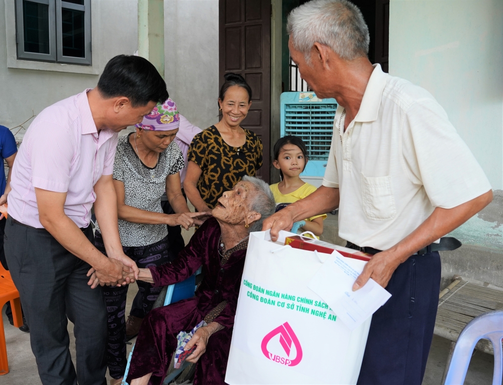 Công đoàn Ngân hàng CSXH Nghệ An thăm, tặng quà thương binh, gia đình chính sách