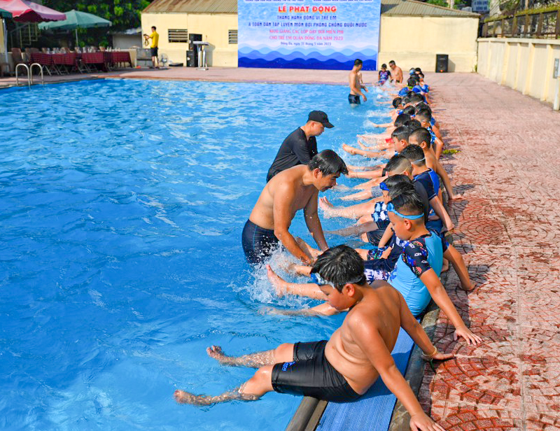 Nâng cao khả năng phòng, chống đuối nước cho trẻ từ các lớp học bơi miễn phí