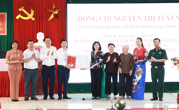 Phó Bí thư Thường trực Thành ủy Hà Nội tặng quà tri ân người có công