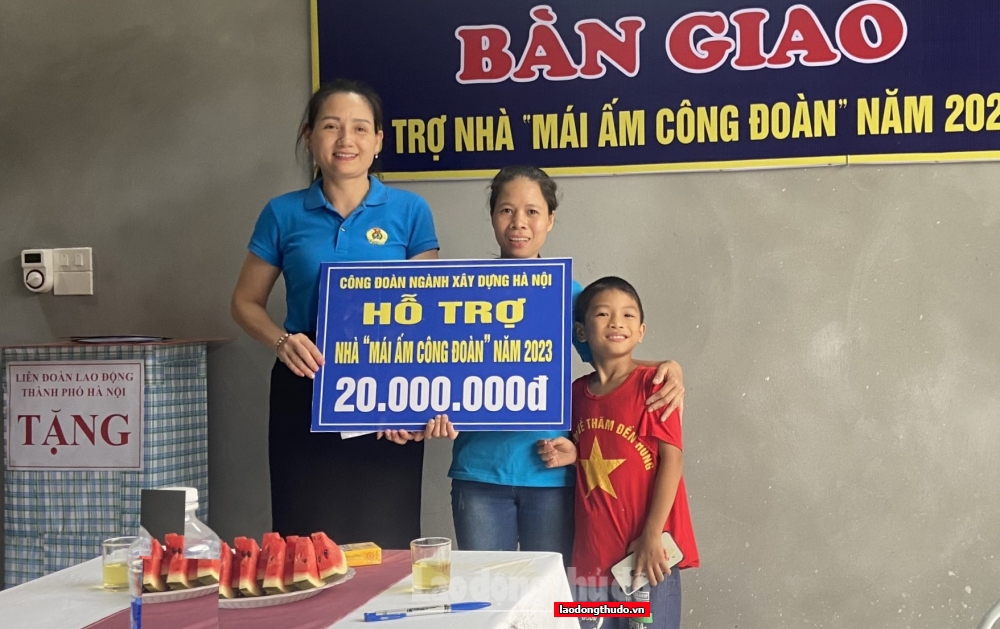 Huyện Thanh Oai: Đoàn viên Nguyễn Thị Hằng xúc động nhận Mái ấm Công đoàn