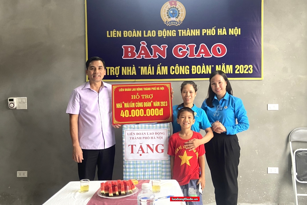 Huyện Thanh Oai: Đoàn viên Nguyễn Thị Hằng xúc động nhận Mái ấm Công đoàn