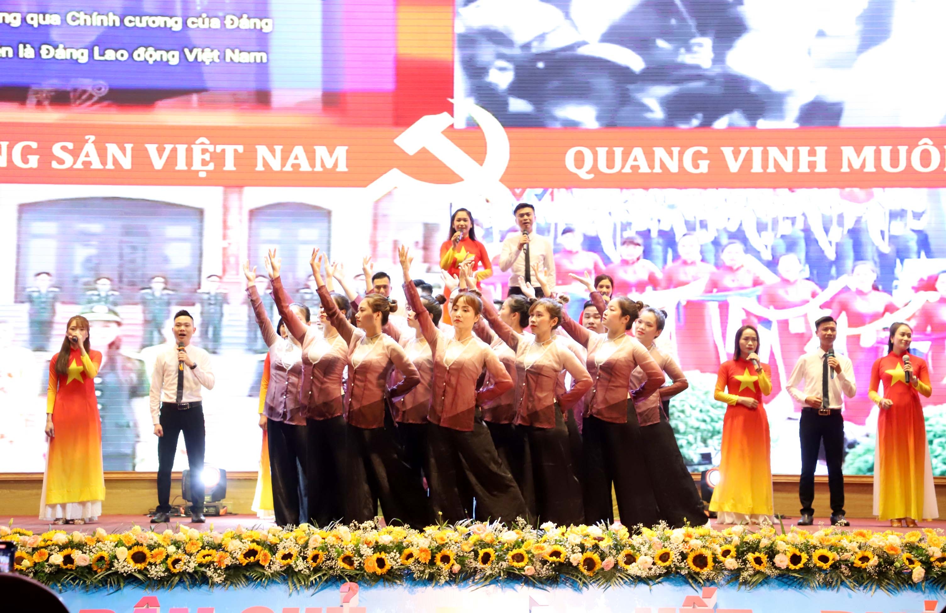 ĐANG TRỰC TUYẾN: Tưng bừng ngày hội lớn của CNVCLĐ các Khu công nghiệp và chế xuất Hà Nội