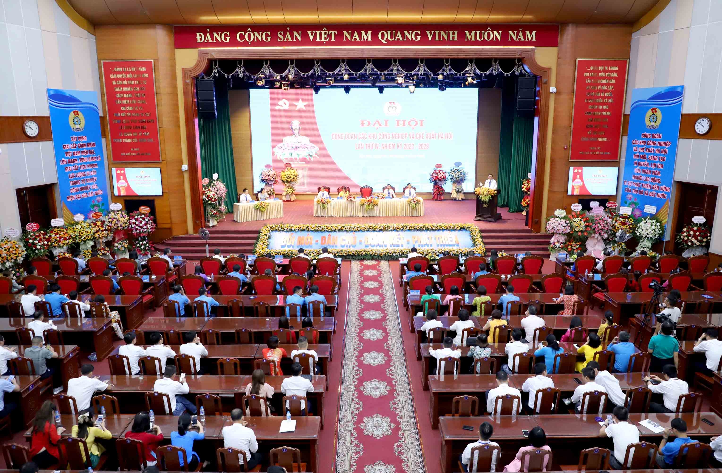 ĐANG TRỰC TUYẾN: Tưng bừng ngày hội lớn của CNVCLĐ các Khu công nghiệp và chế xuất Hà Nội