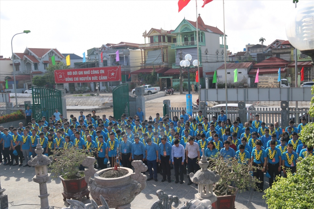Đoàn cán bộ Tổng LĐLĐ Việt Nam và công nhân tiêu biểu dâng hương tưởng niệm đồng chí Nguyễn Đức Cảnh