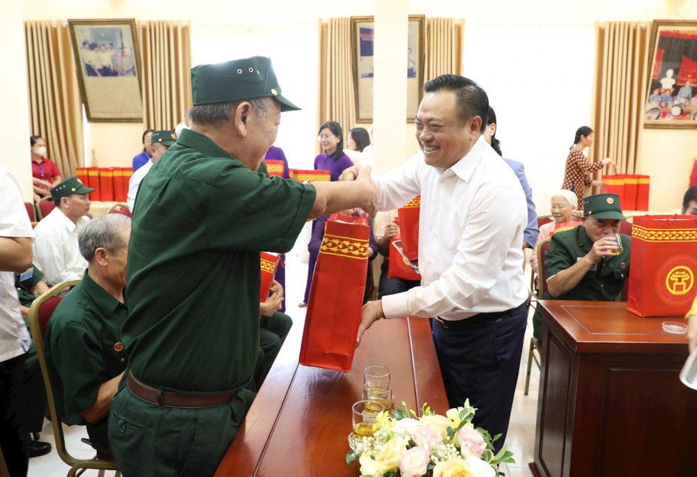 Chủ tịch UBND thành phố Hà Nội thăm người có công, gia đình chính sách tại quận Hà Đông