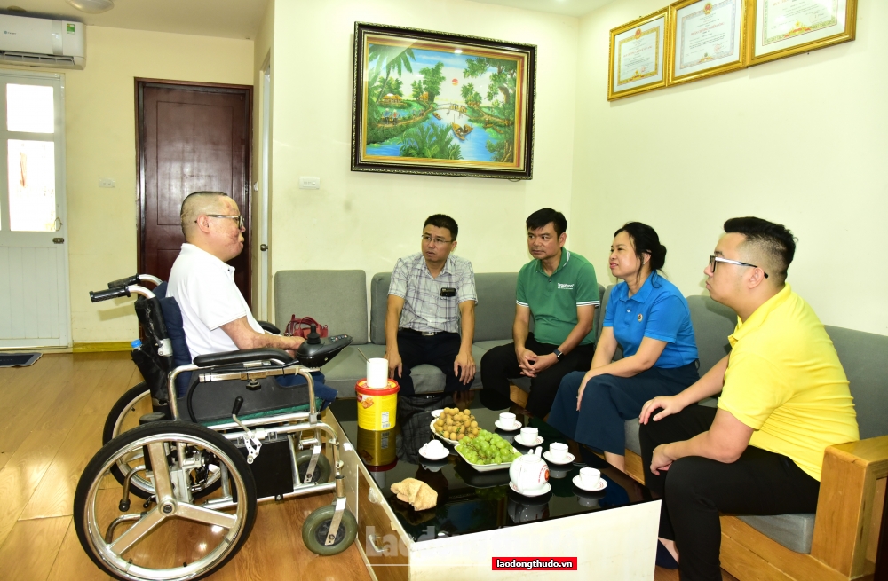 Công đoàn quận Hoàng Mai thăm, tặng quà thương binh Đinh Văn Dương
