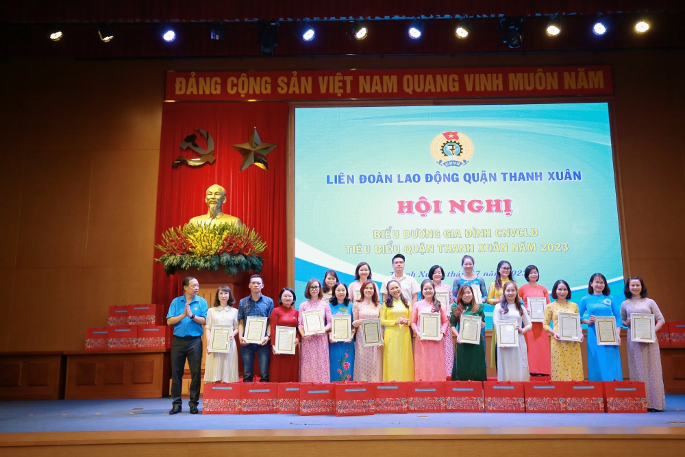 Quận Thanh Xuân: Biểu dương 90 gia đình CNVCLĐ tiêu biểu