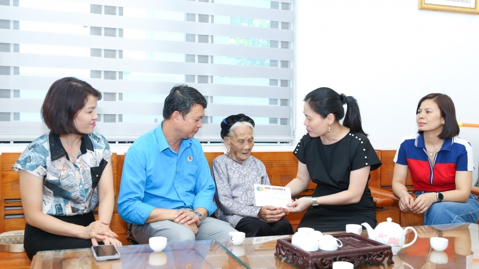 Công đoàn Công ty cổ phần Hãng sơn Đông Á thăm, tặng quà Mẹ Việt Nam Anh hùng