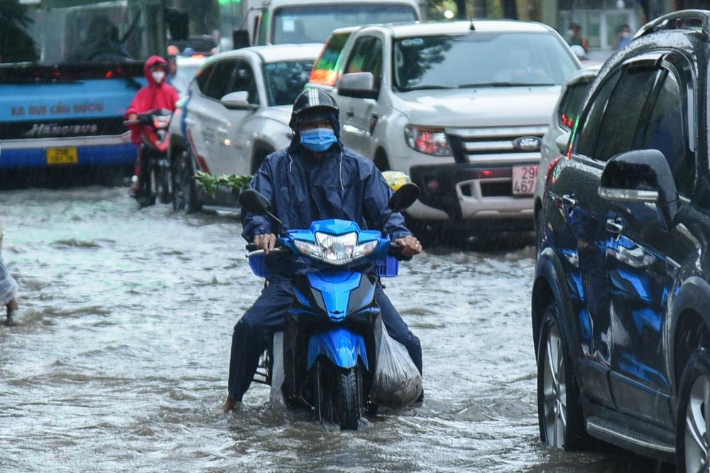 Hà Nội: Mưa lớn khiến nhiều tuyến phố ngập cục bộ gây ùn tắc giao thông