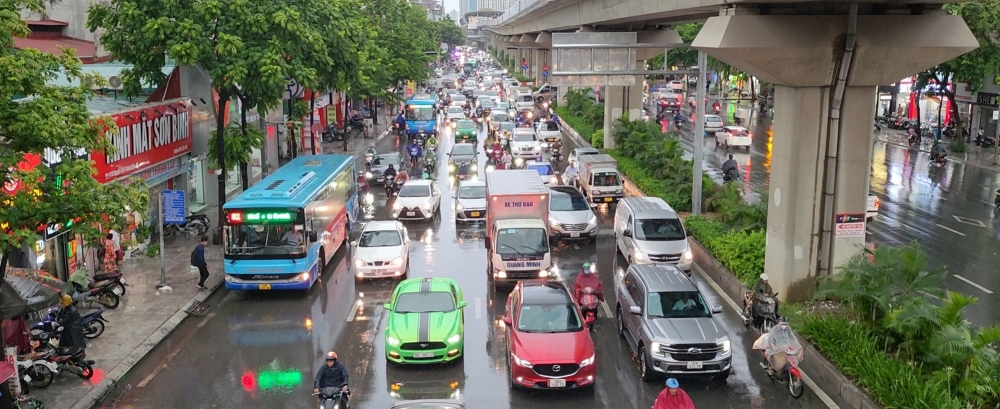 Hà Nội: Mưa lớn khiến nhiều tuyến phố ngập cục bộ gây ùn tắc giao thông