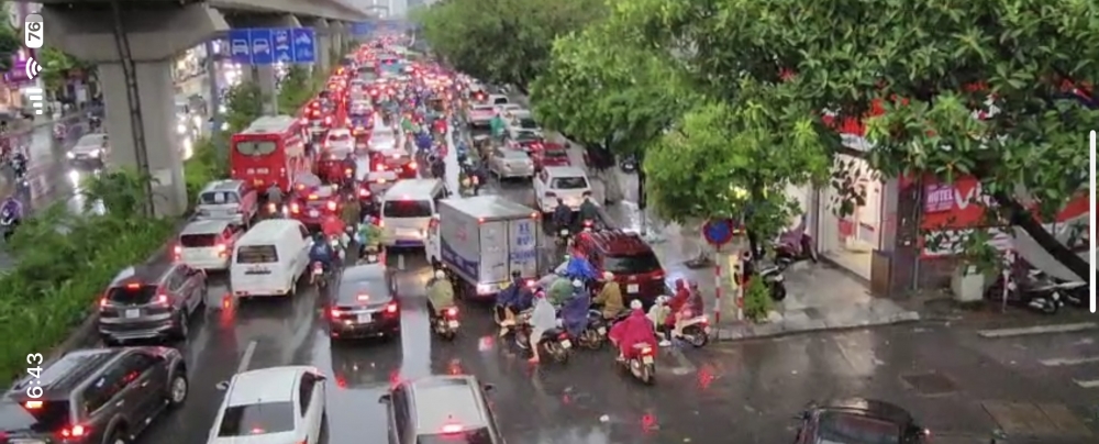 Hà Nội: Mưa lớn khiến nhiều tuyến phố ngập cục bộ gây ùn tắc giao thông