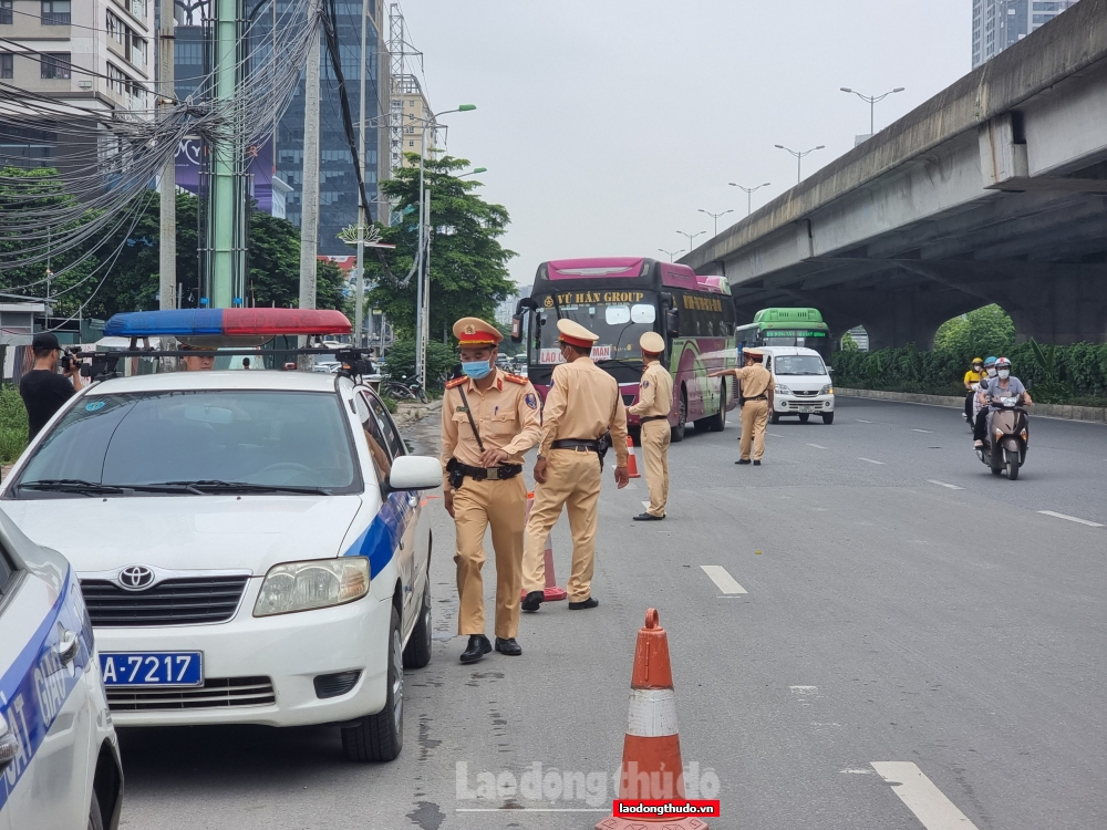 Cảnh sát giao thông thực hiện nhiệm vụ trên tuyến đường Phạm Hùng