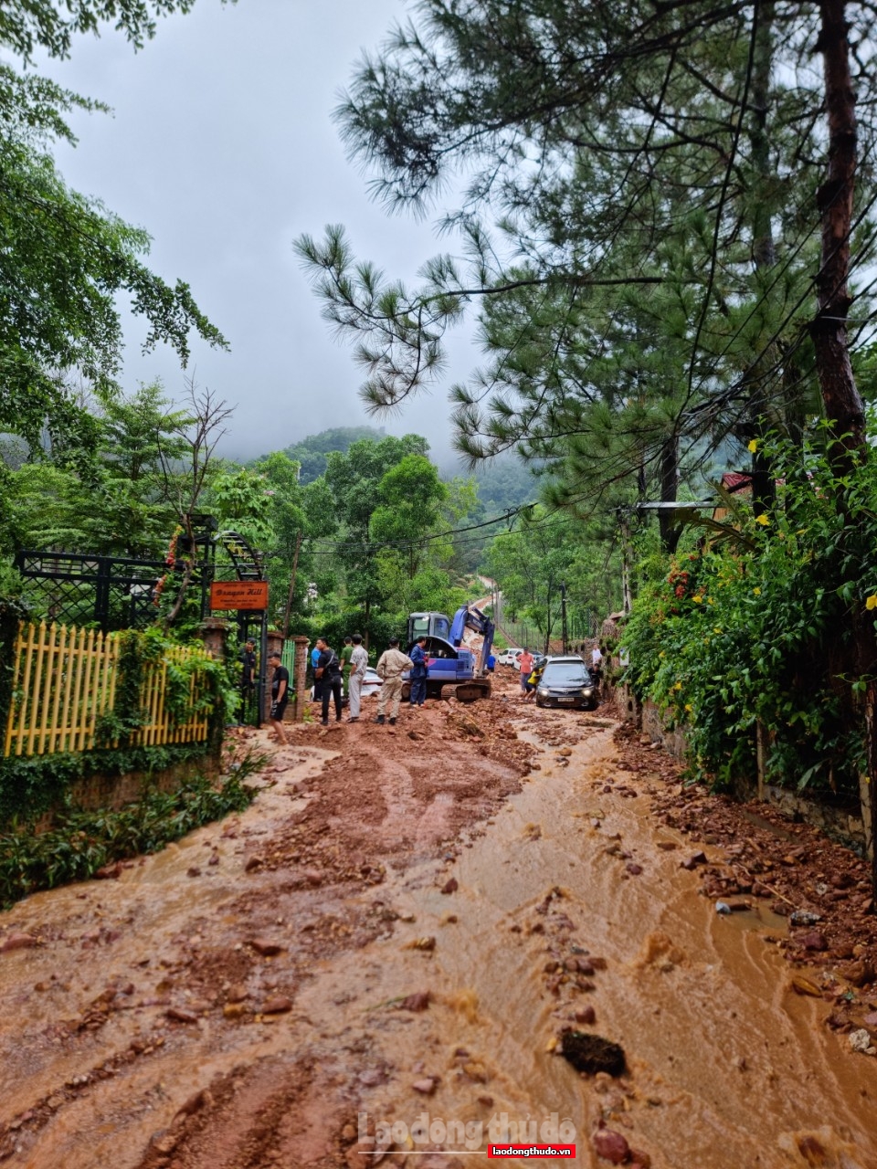 Lãnh đạo huyện Sóc Sơn thông tin về việc sạt lở đất khiến một số ô tô bị mắc kẹt