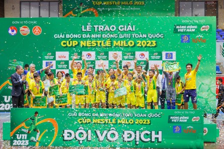 Nestlé MILO trao tặng 16 suất học bổng tại  Giải bóng đá Nhi đồng toàn quốc