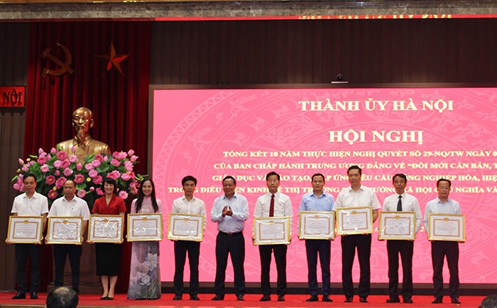 Phó Bí thư Thành ủy Nguyễn Văn Phong trao bằng khen cho các tập thể