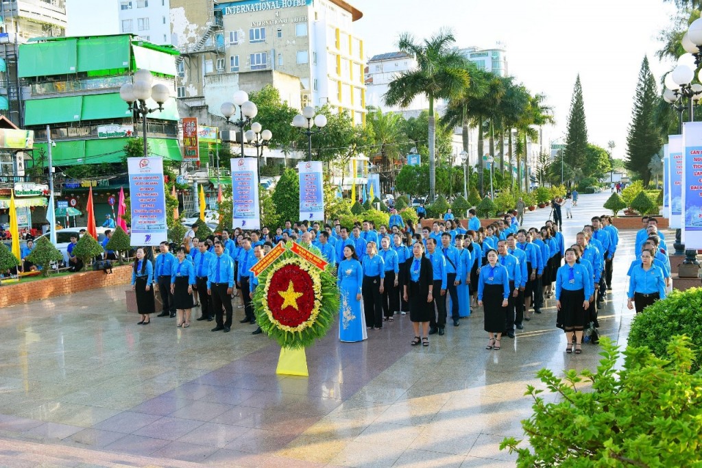 200 đại biểu ưu tú Công đoàn Cần Thơ báo công dâng Bác