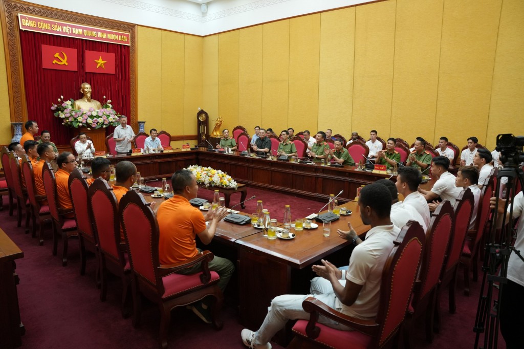Bộ trưởng Tô Lâm gặp mặt động viên CLB bóng đá Công an Hà Nội