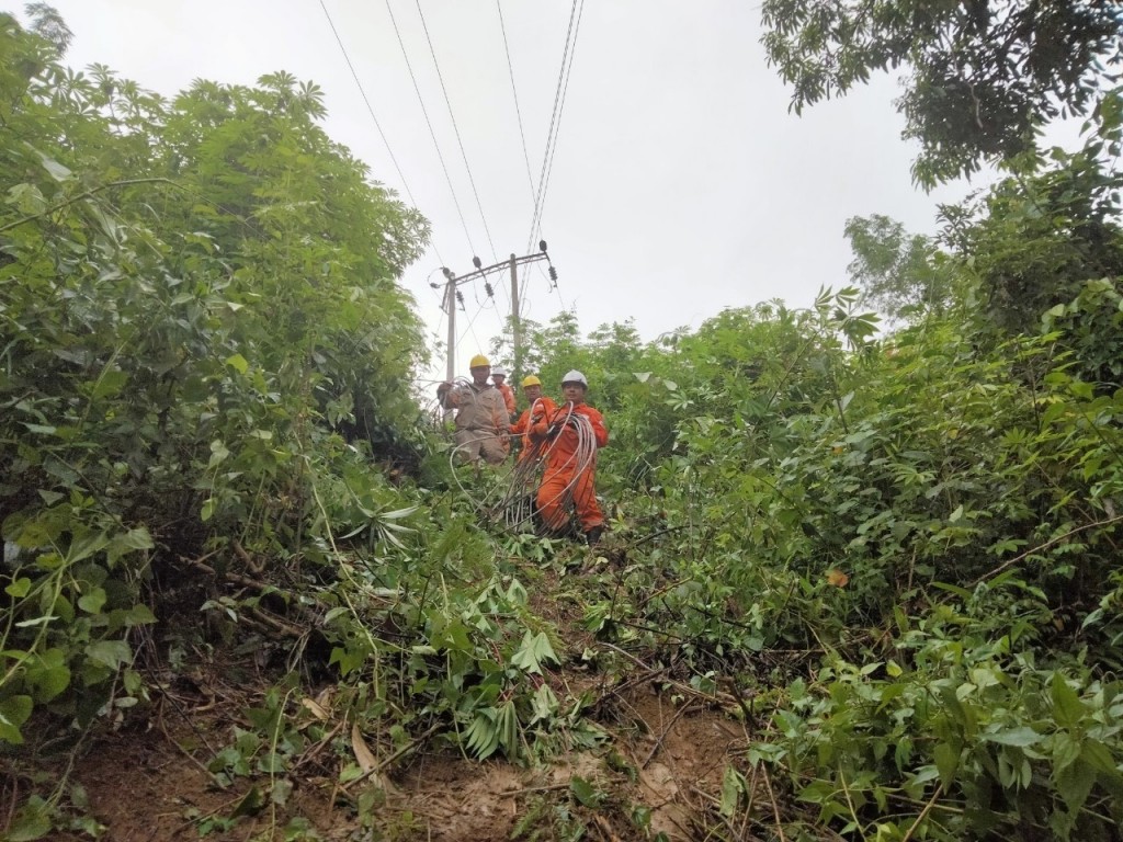 Điện lực Điện Biên nỗ lực khắc phục sự cố trong mưa dông